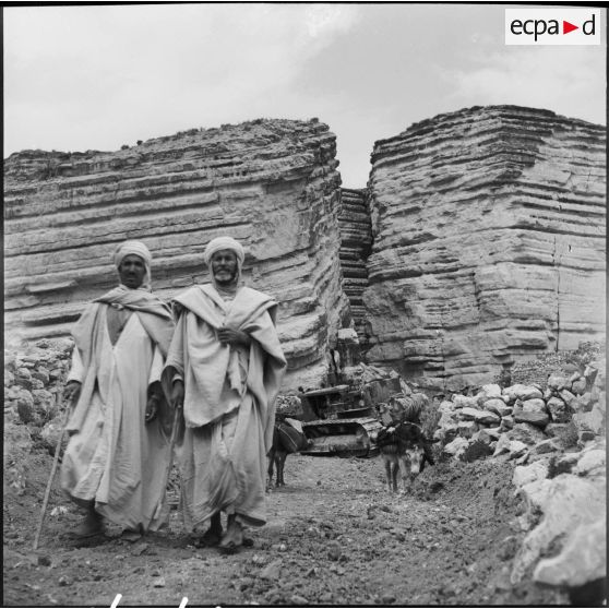 Percement de la piste d'El Amra-Taffassourt par le 19e régiment du génie.