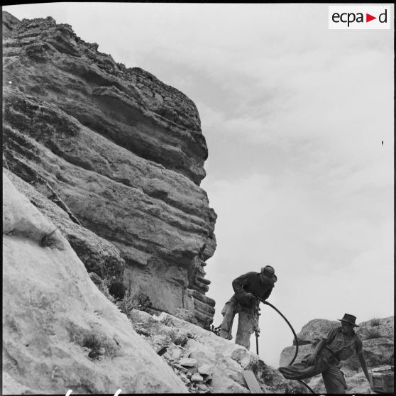 Percement de la piste d'El Amra-Taffassourt par le 19e régiment du génie.