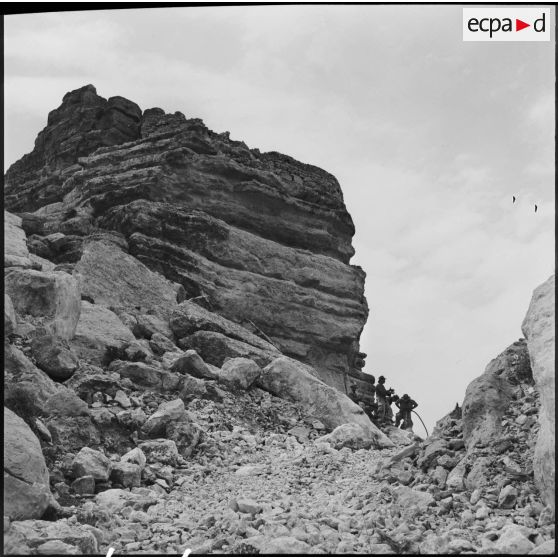 Percement de la piste d'El Amra-Taffassourt par le 19e régiment du génie.