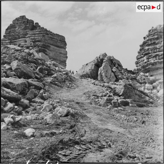 Percement de la piste d'El Amra-Taffassourt par le 19e régiment du génie.