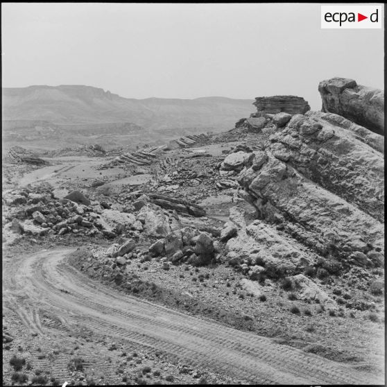 Percement de la piste d'El Amra-Taffassourt par le 19e régiment du génie.