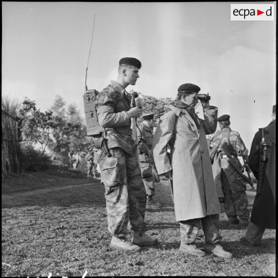 Observation à la jumelle dans le secteur de Thenia.