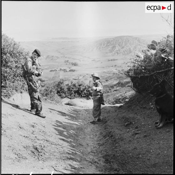 Une patrouille à pied de Menerville.