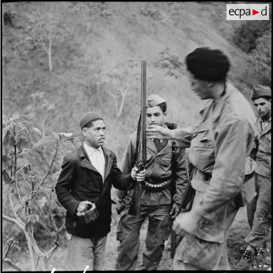 Armement d'un groupe d'autodéfense, secteur de Menerville.