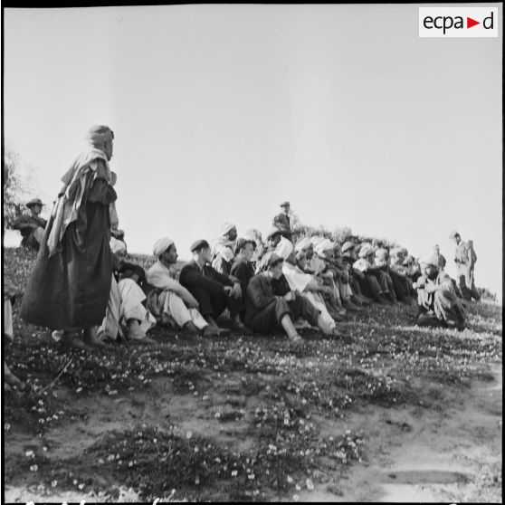 Rassemblement de villageois par des soldats dans le secteur de Thenia.