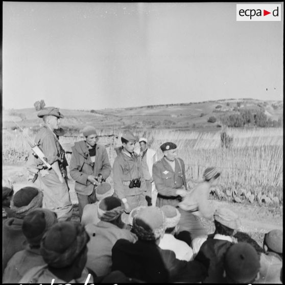 Rassemblement de villageois par des soldats dans le secteur de Thenia.
