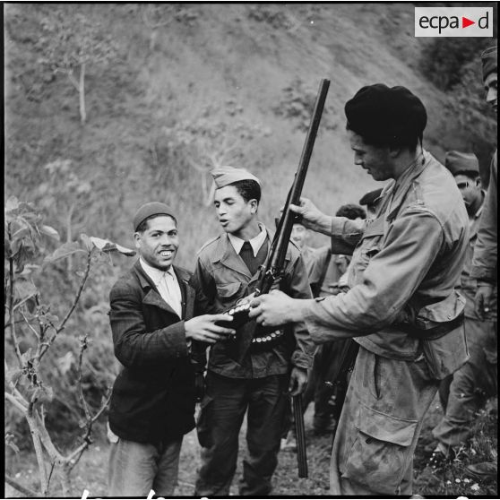 Armement d'un groupe d'autodéfense, secteur de Menerville.