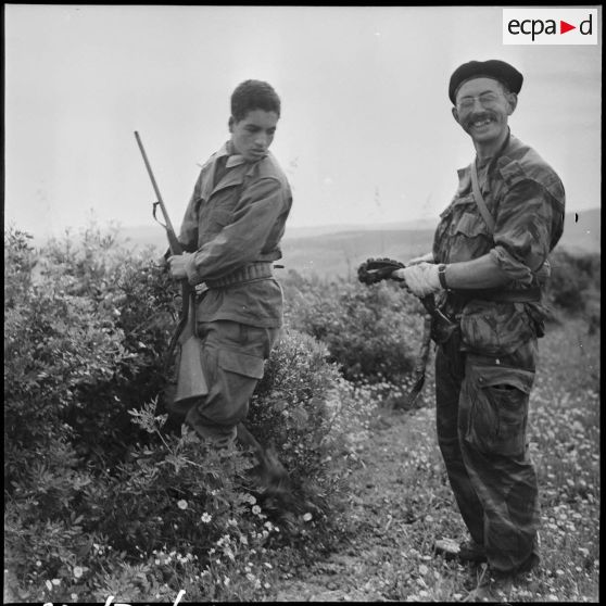 Armement d'un groupe d'autodéfense, secteur de Menerville.