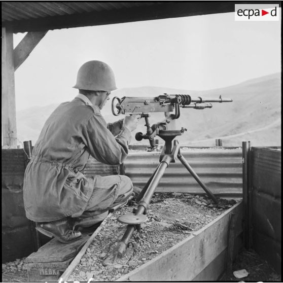 Le servant d'une mitrailleuse dans le secteur de Thenia.