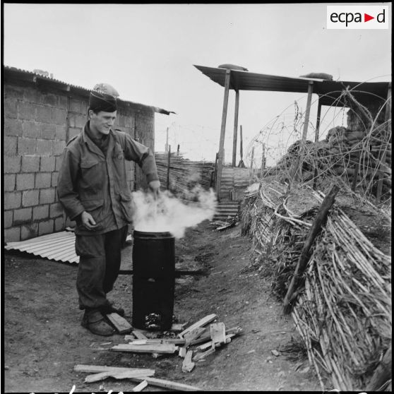 Un canonnier du 435e régiment d'artillerie anti-aérienne (RAAA).