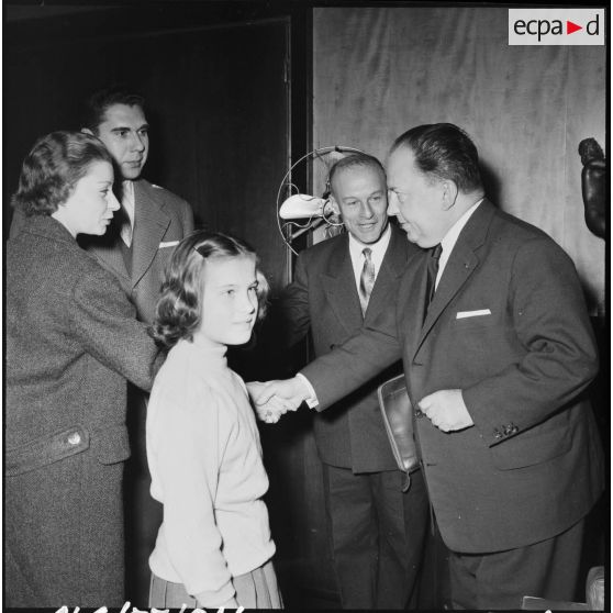 Portrait de R. Lacoste, ministre de l'Algérie, en compagnie d'une association de victimes corporelles  du terrorisme.