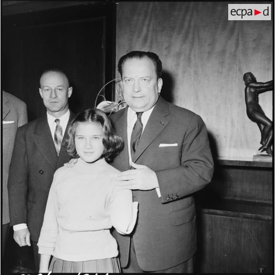 Portrait de R. Lacoste, ministre de l'Algérie, en compagnie d'une association de victimes corporelles  du terrorisme.