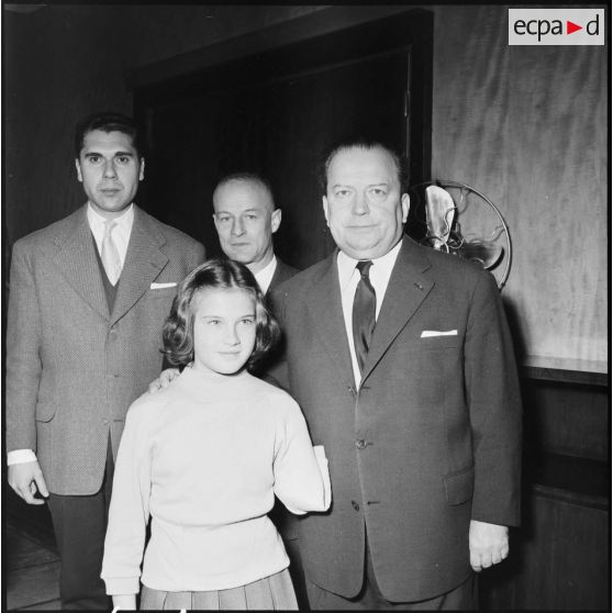 Portrait de R. Lacoste, ministre de l'Algérie, en compagnie d'une association de victimes corporelles  du terrorisme.