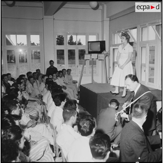 Line Renaud pendant son récital à l'hôpital Maillot d'Alger.