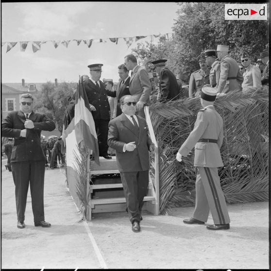 Les autorités quittent la tribune officielle à la fin de la cérémonie de Camerone, Sidi-Bel-Abbès.