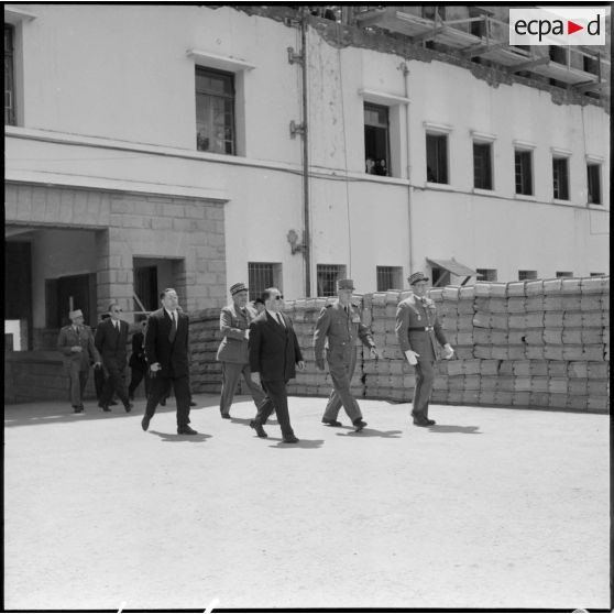 Arrivée de M. Robert Lacoste à la caserne Milbert.