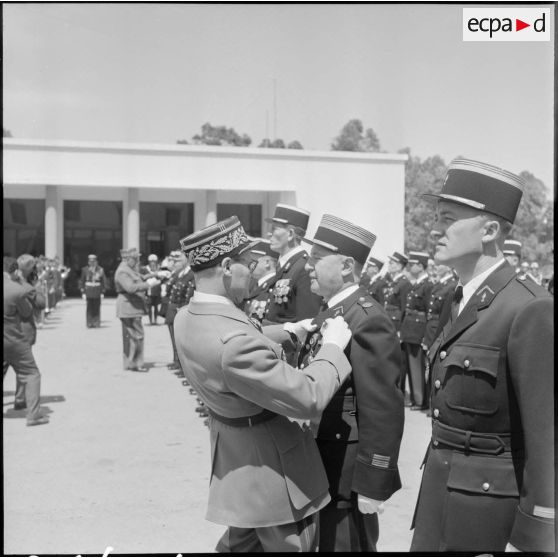Remise de décoration par le général Picqueton à la caserne Milbert.