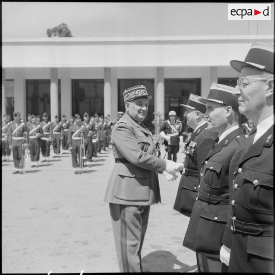 Remise de décoration par le général Picqueton à la caserne Milbert.