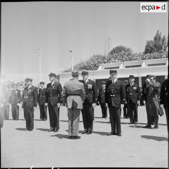 Remise de décoration par le général Picqueton à la caserne Milbert.