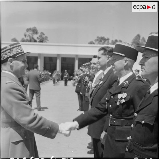 Remise de décoration par le général Picqueton à la caserne Milbert.