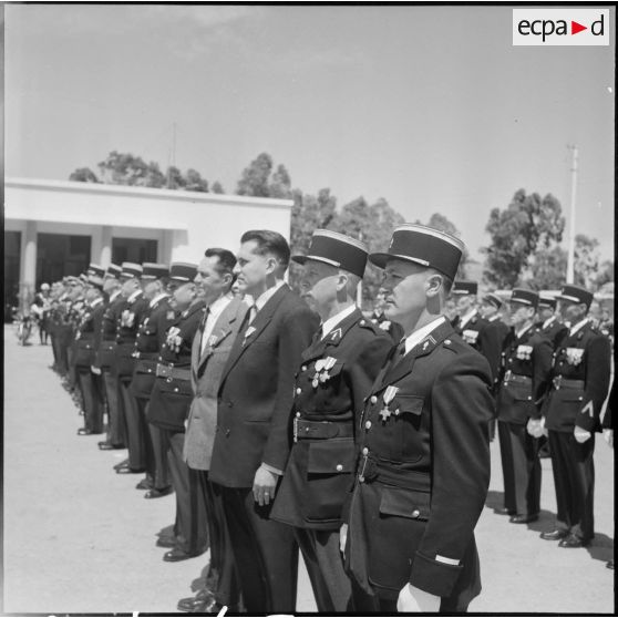 Cérémonie à la caserne Milbert aux Tagarins à l'occasion de remise de décorations à la gendarmerie, sous la présidence de Robert Lacoste.