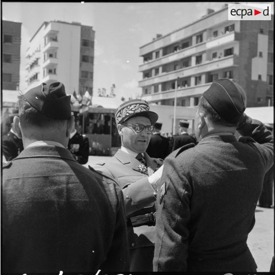 Remise de décoration par le général Picqueton à la caserne Milbert.