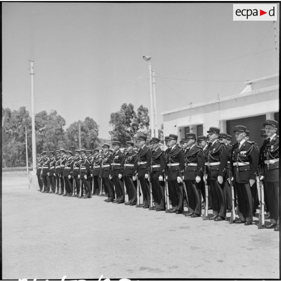 Remise de décoration par le général Picqueton à la caserne Milbert.
