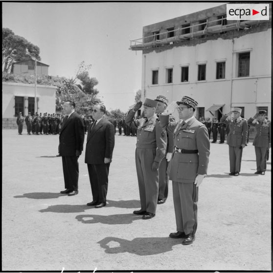 Les autorités civiles et militaires lors d'une cérémonie de gendarmerie à la caserne Milbert.