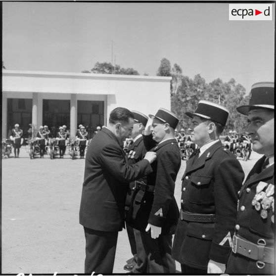 Remise de décoration par M. Guibert à la caserne Milbert.