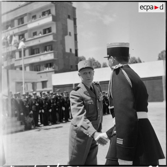 Le général Salan saluant un commandant de gendarmerie à la caserne Milbert.