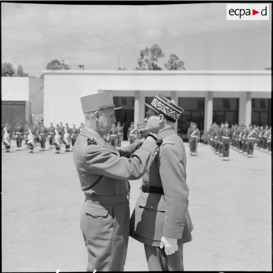 Remise de décoration par le général Salan.