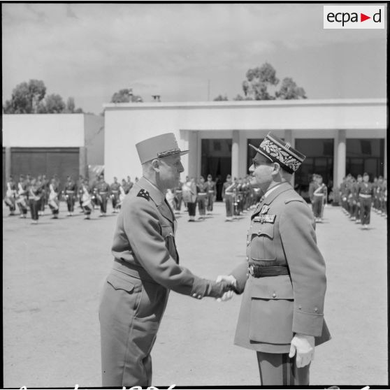Remise de décoration par le général Salan.