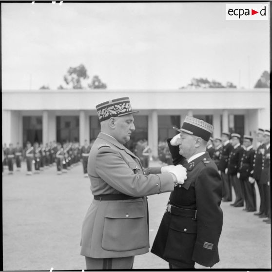 Remise de décoration par le général Picqueton à la caserne Milbert.