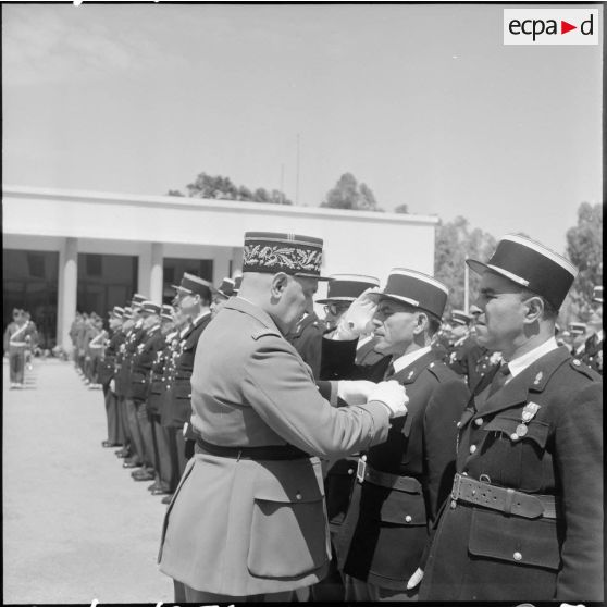 Remise de décoration par le général Picqueton à la caserne Milbert.