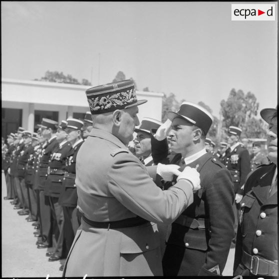 Remise de décoration par le général Picqueton à la caserne Milbert.