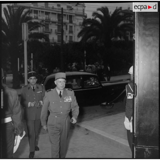 Arrivée du général Salan au journal "Le Bled".