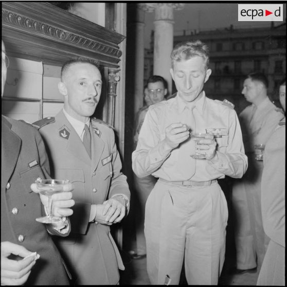 Le capitaine Rouy et l'adjudant-chef Defives.