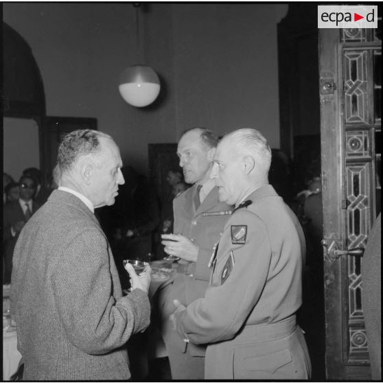 Inauguration du hall d'information du journal Le Bled à Alger par le général Raoul Salan, commandant la Xe RM.