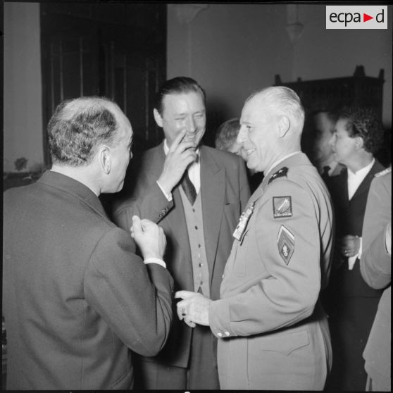 Inauguration du hall d'information du journal Le Bled à Alger par le général Raoul Salan, commandant la Xe RM.