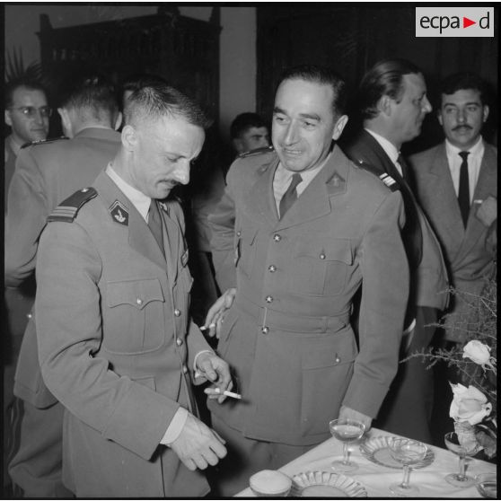 Le capitaine Rouy commandant l'antenne algérienne du SCA.