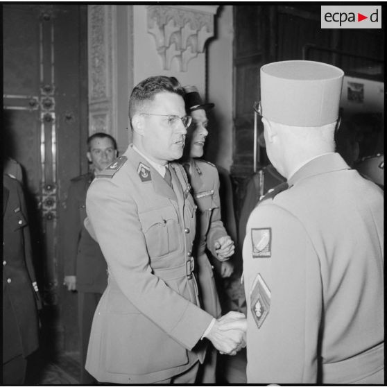 Le général Salan en compagnie du directeur de "Le Bled".