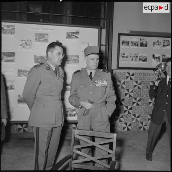 Le général Salan en compagnie du directeur de "Le Bled".