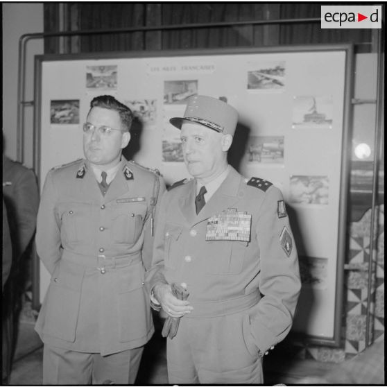 Le général Salan en compagnie du directeur de "Le Bled".