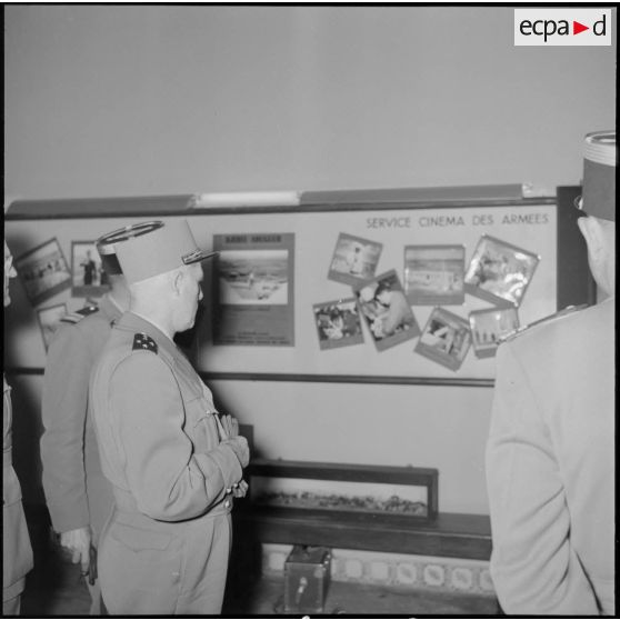 Le général Salan assistant à une exposition du SCA d'Alger.