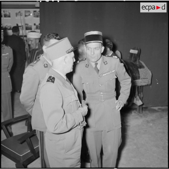 Inauguration du hall d'information du journal Le Bled à Alger par le général Raoul Salan, commandant la Xe RM.