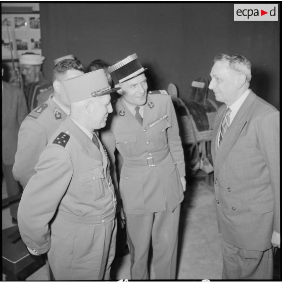 Inauguration du hall d'information du journal Le Bled à Alger par le général Raoul Salan, commandant la Xe RM.