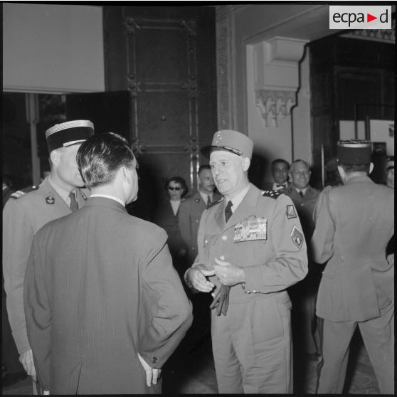 Inauguration du hall d'information du journal Le Bled à Alger par le général Raoul Salan, commandant la Xe RM.