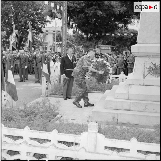 Dépôt de gerbe par le lieutenant-colonel Fossey-François au monument aux morts de Birkadem.