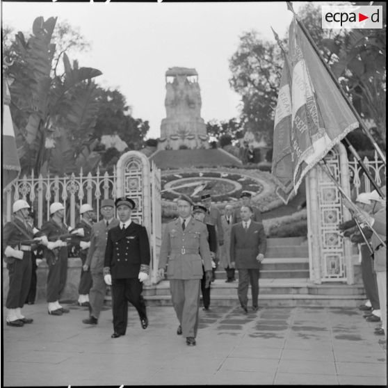 Les autorités quittant le Plateau des Glières.