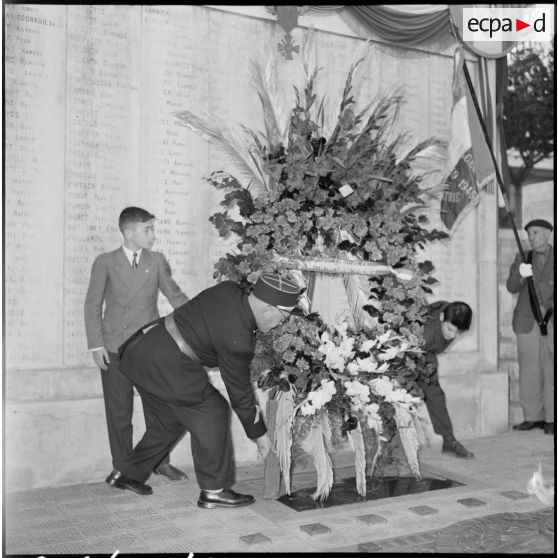 Dépôt de gerbe au monument aux morts d'Alger.